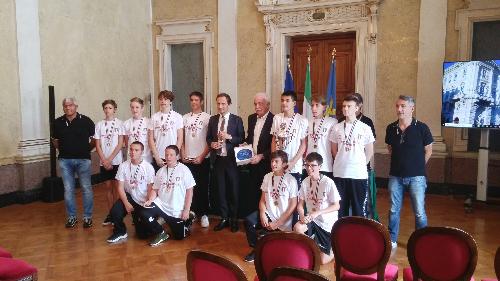 Il governatore del Friuli Venezia Giulia Massimiliano Fedriga con la rosa e lo staff della Pallamano Trieste neocampione d'Italia under 15. A fianco del governatore il presidente del sodalizio triestino Giuseppe Lo Duca